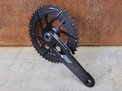 Kurbel von Sram, SRAM RIVAL DUB ROAD KURBEL E1 / 2X12 - FACH / 48 - 35 ZÄHNE / 175 MM / 789G vor USEDBIKES - OB.DE Hintergrund