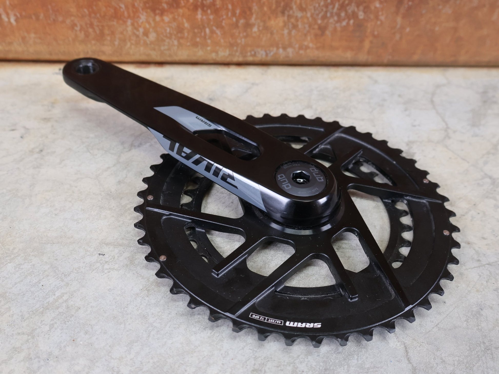 Kurbel von Sram, SRAM RIVAL DUB ROAD KURBEL E1 / 2X12 - FACH / 48 - 35 ZÄHNE / 175 MM / 789G vor USEDBIKES - OB.DE Hintergrund