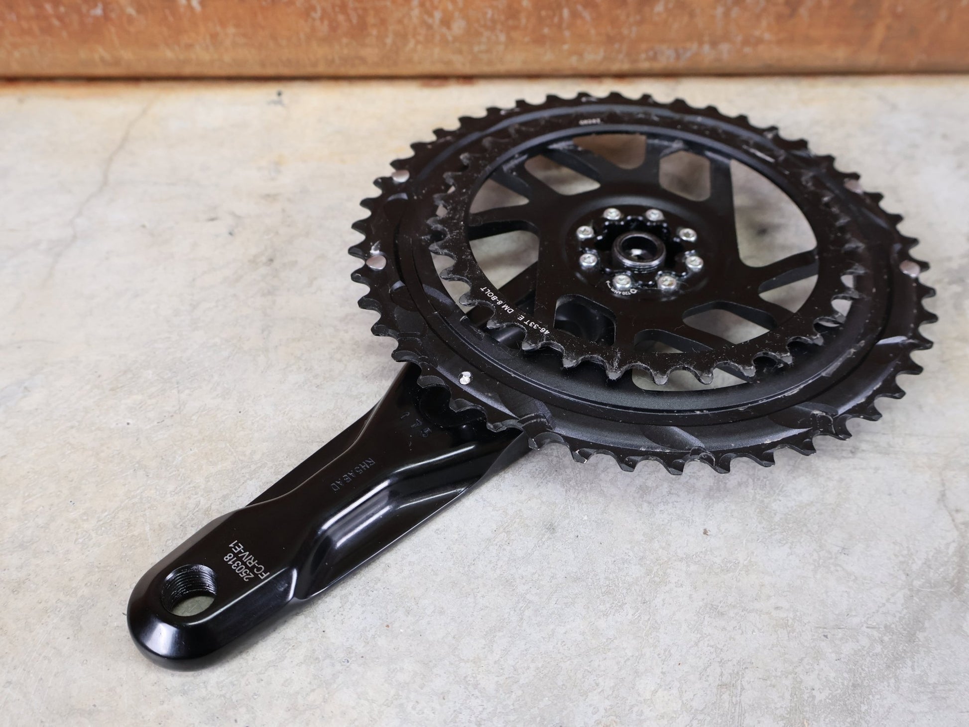 Kurbel von Sram, SRAM RIVAL DUB ROAD KURBEL E1 / 2X12 - FACH / 48 - 35 ZÄHNE / 175 MM / 789G vor USEDBIKES - OB.DE Hintergrund