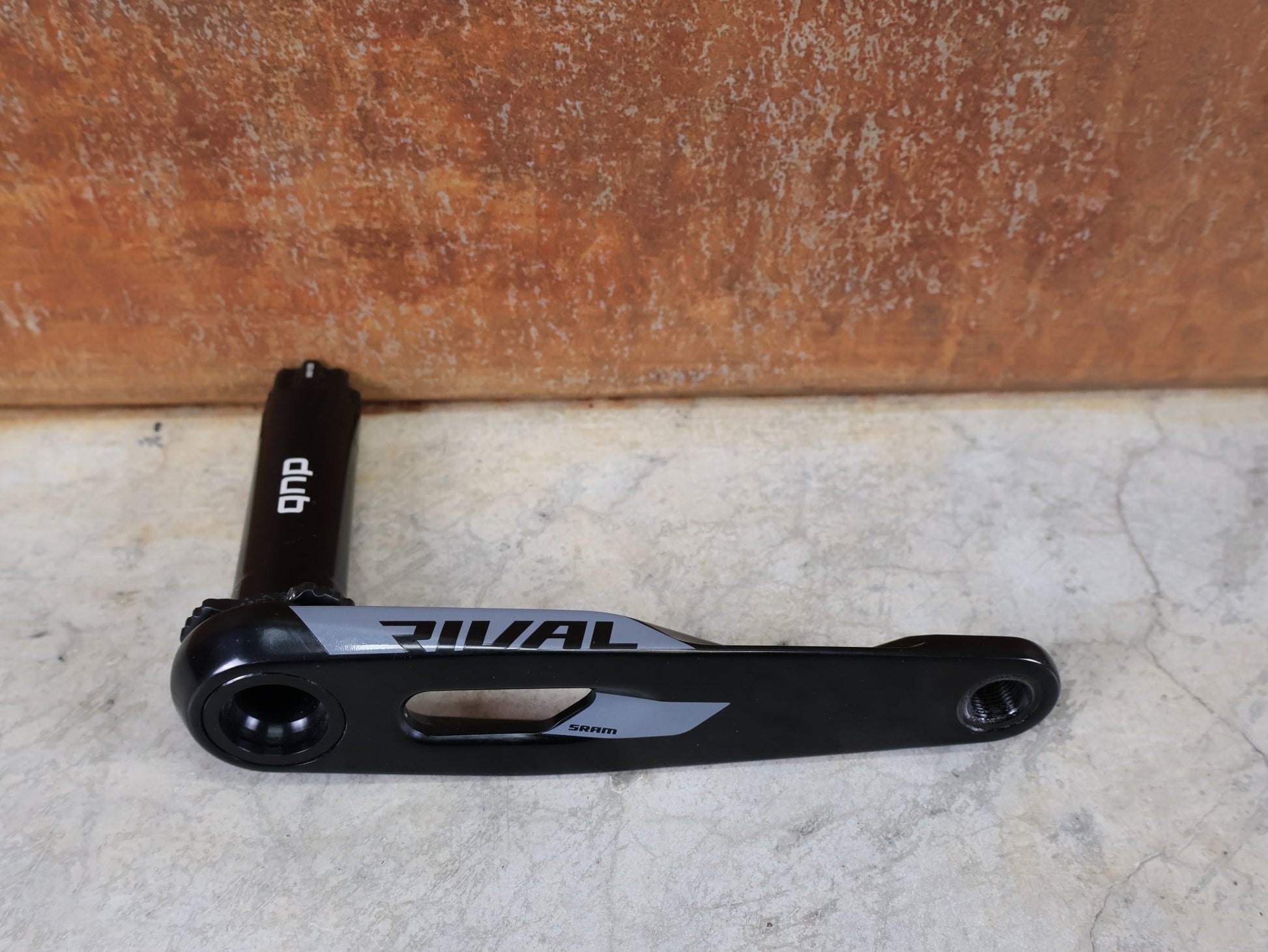 Kurbel von Sram, SRAM RIVAL DUB ROAD KURBEL E1 / 2X12 - FACH / 48 - 35 ZÄHNE / 175 MM / 789G vor USEDBIKES - OB.DE Hintergrund