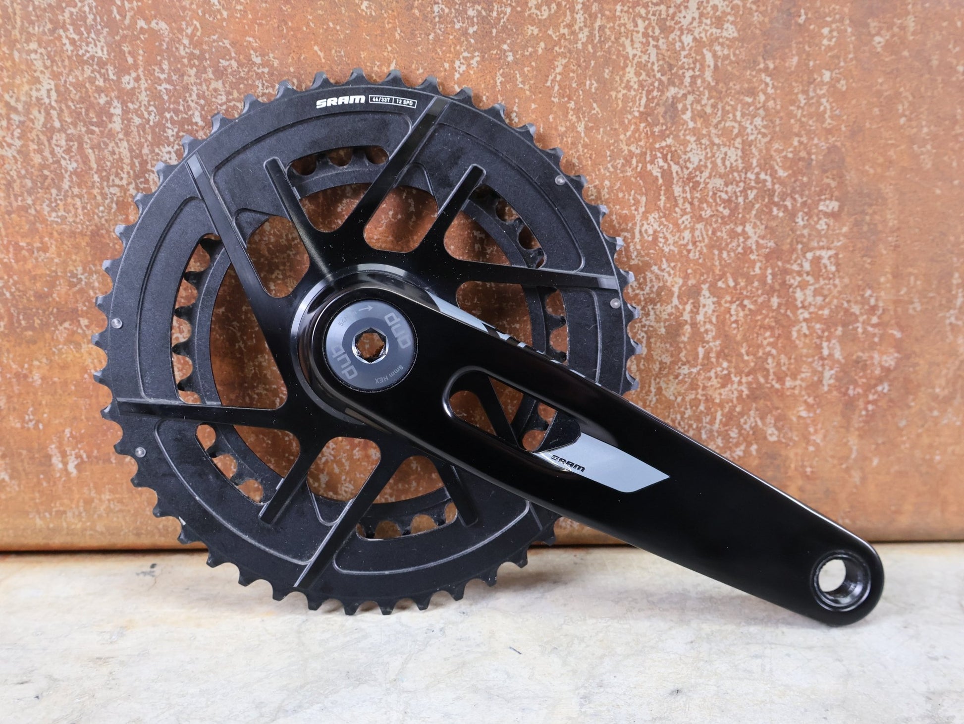 Kurbel von Sram, SRAM RIVAL DUB ROAD KURBEL E1 / 2X12 - FACH / 48 - 35 ZÄHNE / 175 MM / 789G vor USEDBIKES - OB.DE Hintergrund