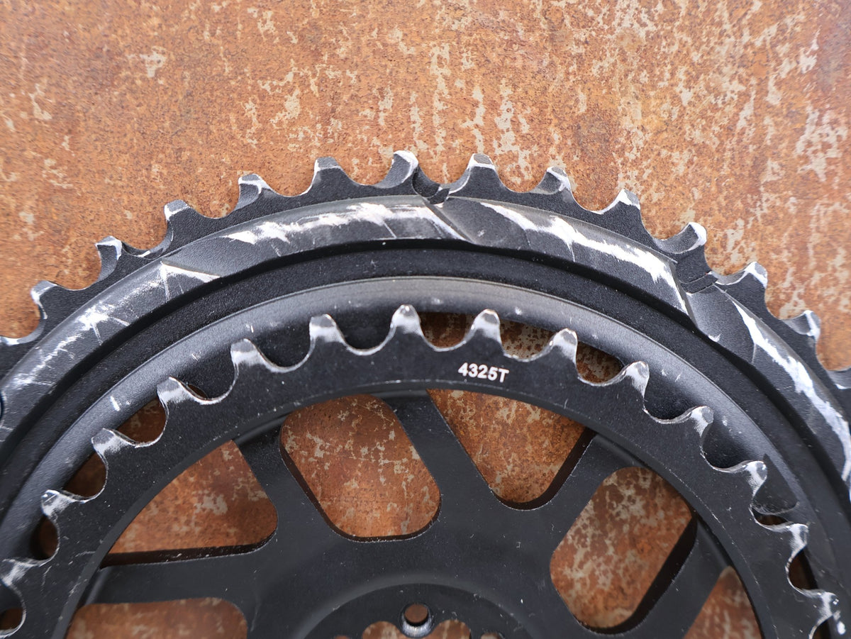 Kettenblatt von Sram, SRAM Rival E1 Kettenblattsatz 48-35T 8-Bolt 2x12 204g vor USEDBIKES-OB.DE Hintergrund