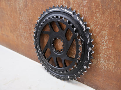 Kettenblatt von Sram, SRAM Rival E1 Kettenblattsatz 48-35T 8-Bolt 2x12 204g vor USEDBIKES-OB.DE Hintergrund