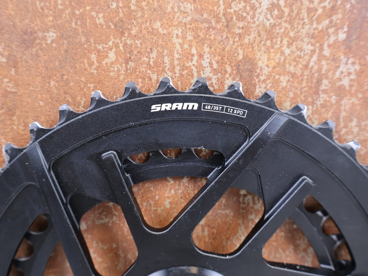 Kettenblatt von Sram, SRAM Rival E1 Kettenblattsatz 48-35T 8-Bolt 2x12 204g vor USEDBIKES-OB.DE Hintergrund