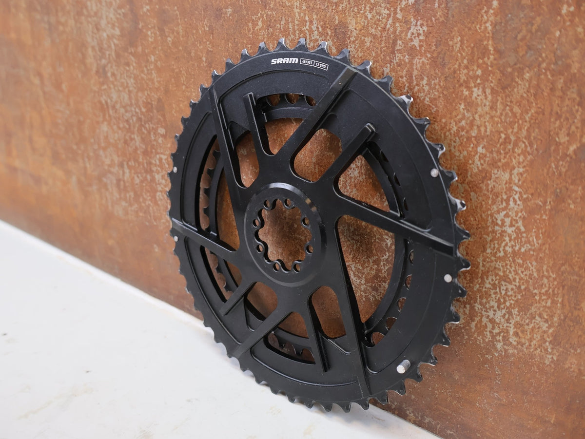 Kettenblatt von Sram, SRAM Rival E1 Kettenblattsatz 48-35T 8-Bolt 2x12 204g vor USEDBIKES-OB.DE Hintergrund