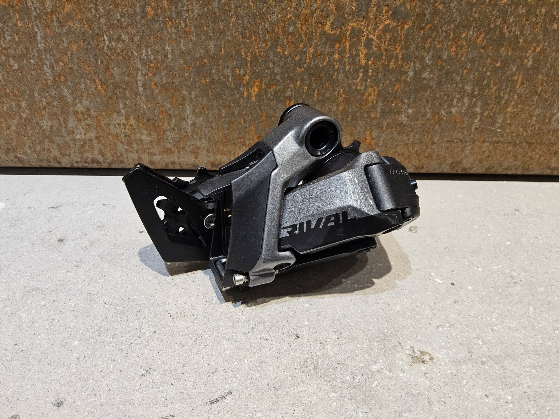 Schaltungsteile von Sram, SRAM RIVAL ETAP AXS SCHALTWERK 12 FACH / MAX 36 ZÄHNE vor USEDBIKES - OB.DE Hintergrund