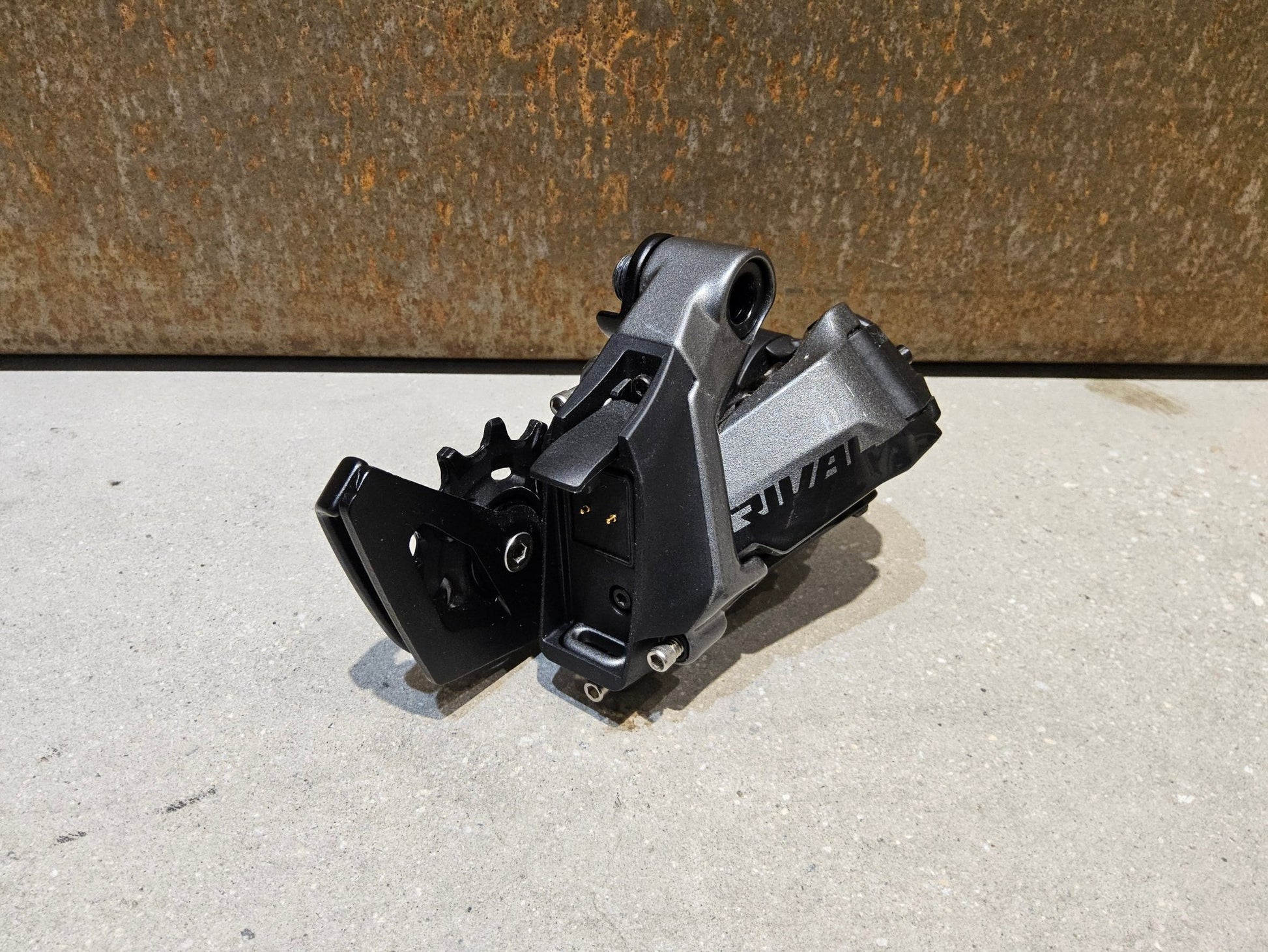 Schaltungsteile von Sram, SRAM RIVAL ETAP AXS SCHALTWERK 12 FACH / MAX 36 ZÄHNE vor USEDBIKES - OB.DE Hintergrund