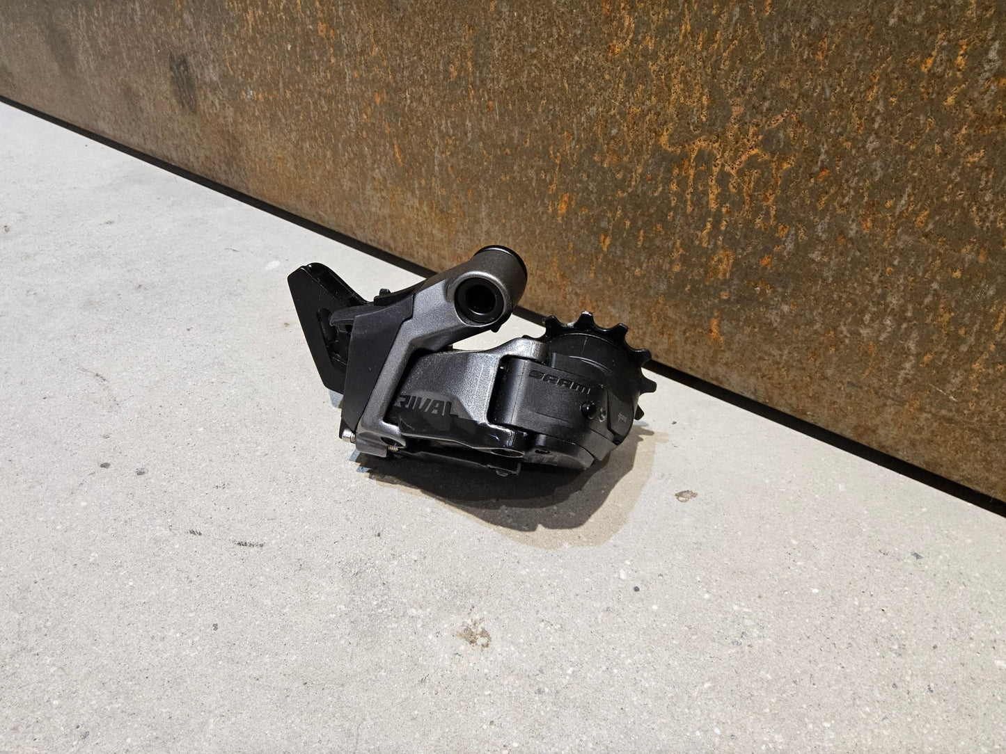 Schaltungsteile von Sram, SRAM RIVAL ETAP AXS SCHALTWERK 12 FACH / MAX 36 ZÄHNE vor USEDBIKES - OB.DE Hintergrund