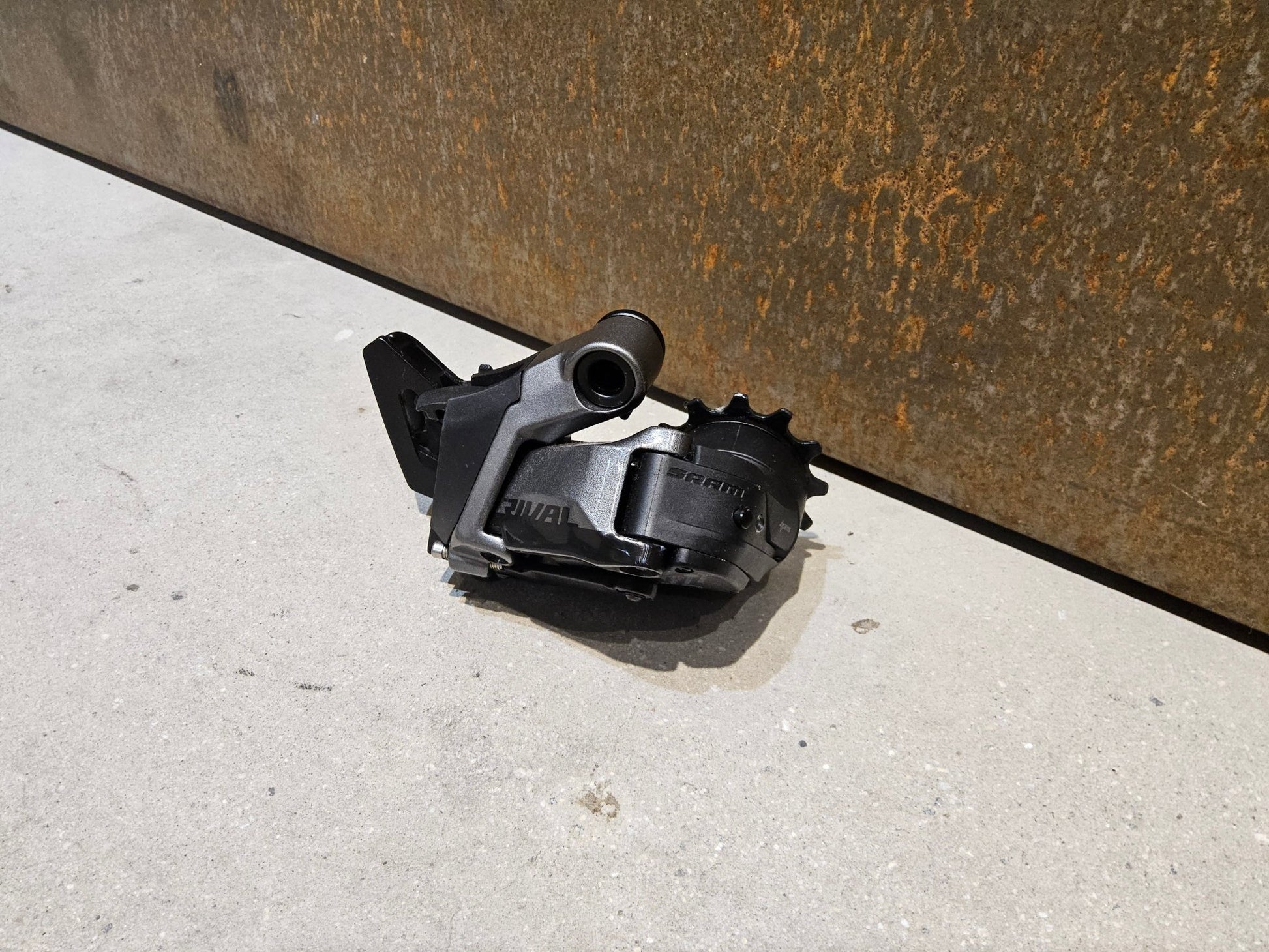 Schaltungsteile von Sram, SRAM RIVAL ETAP AXS SCHALTWERK 12 FACH / MAX 36 ZÄHNE vor USEDBIKES - OB.DE Hintergrund