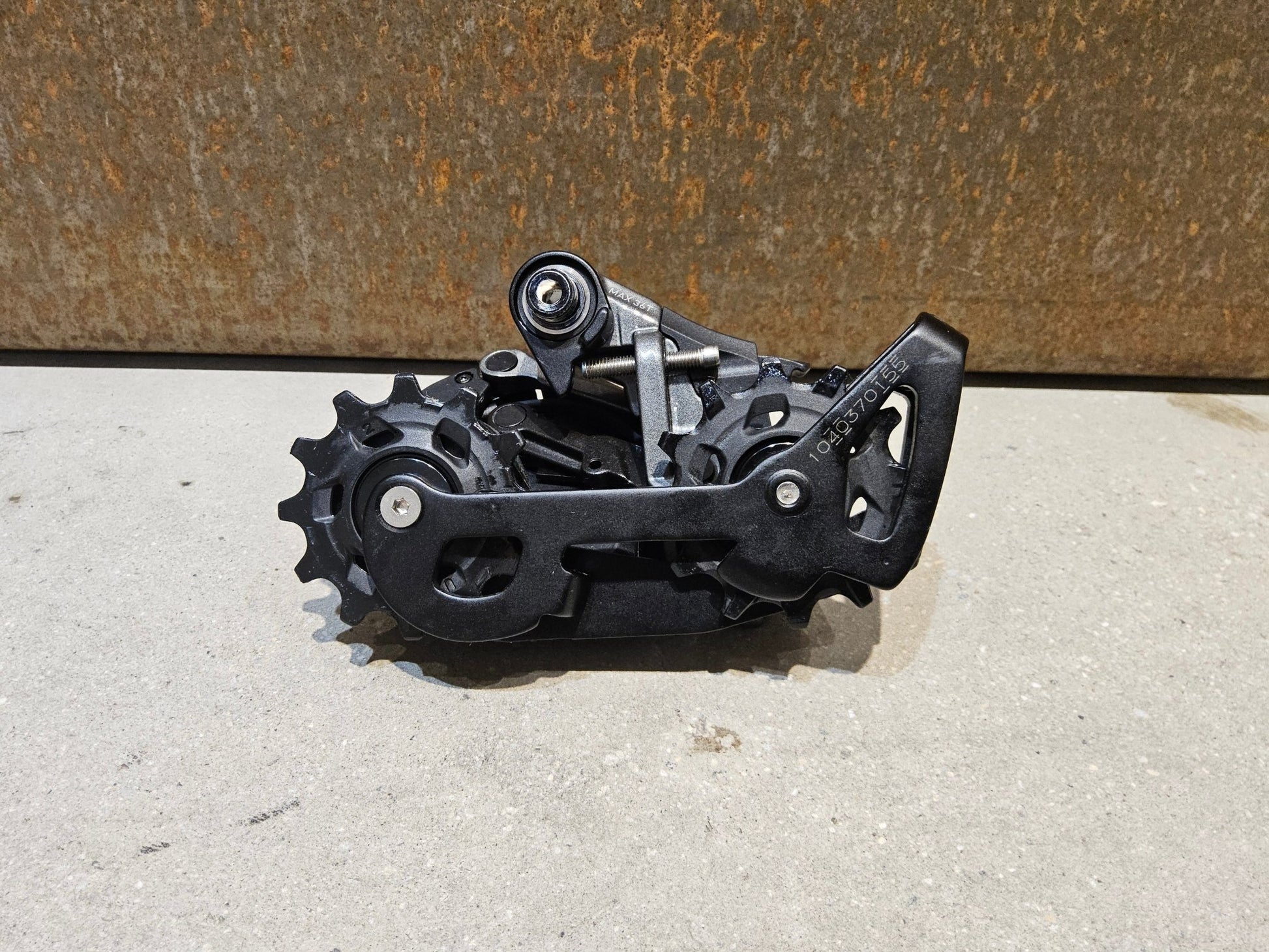Schaltungsteile von Sram, SRAM RIVAL ETAP AXS SCHALTWERK 12 FACH / MAX 36 ZÄHNE vor USEDBIKES - OB.DE Hintergrund
