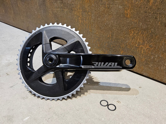 Kurbel von Sram, SRAM RIVAL KURBEL AXS / 48/35 ZÄHNE / 165MM - 175MM vor USEDBIKES - OB.DE Hintergrund