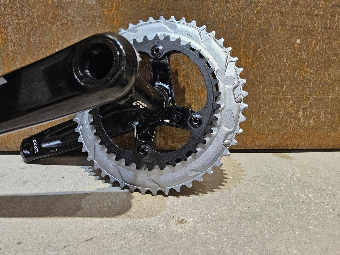 Kurbel von Sram, SRAM RIVAL KURBEL AXS / 48/35 ZÄHNE / 165MM - 175MM vor USEDBIKES - OB.DE Hintergrund