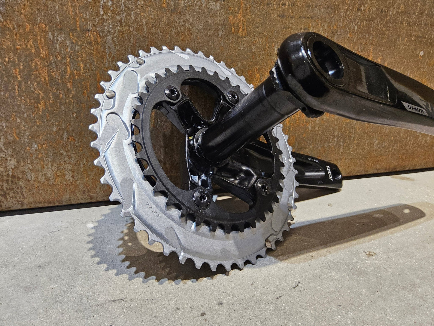 Kurbel von Sram, SRAM RIVAL KURBEL AXS / 48/35 ZÄHNE / 165MM - 175MM vor USEDBIKES - OB.DE Hintergrund