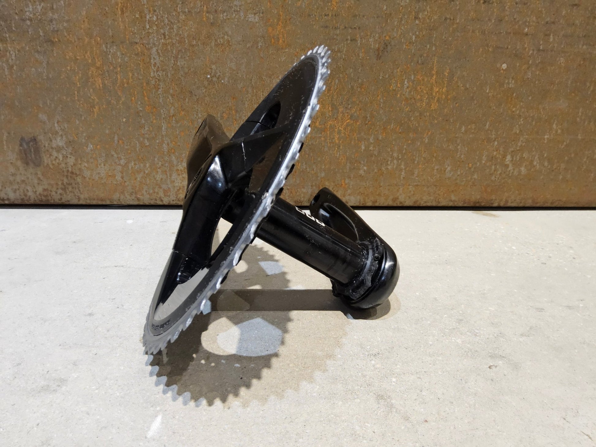 Kurbel von Sram, SRAM RIVAL KURBEL AXS / 48/35 ZÄHNE / 165MM - 175MM vor USEDBIKES - OB.DE Hintergrund