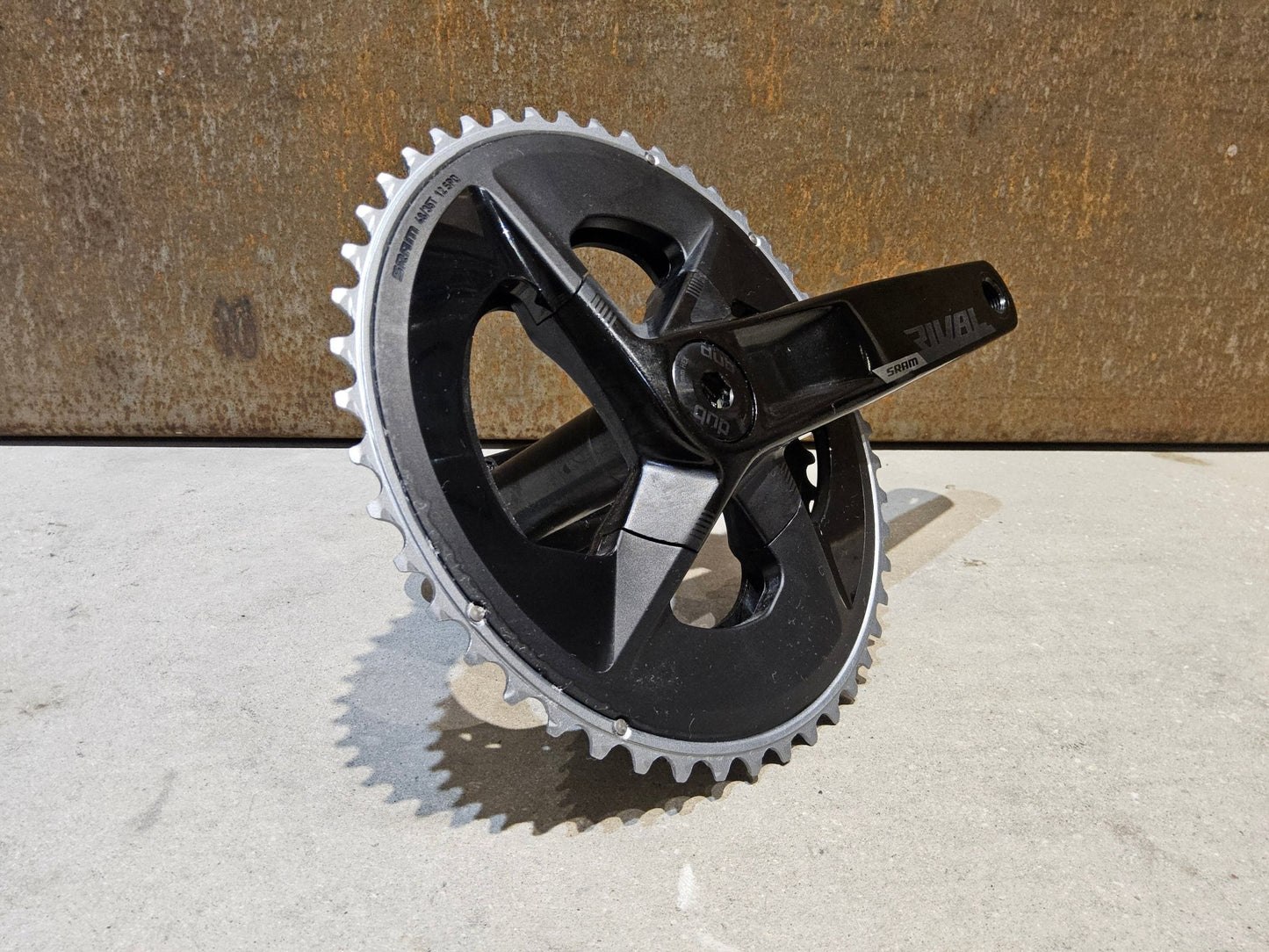 Kurbel von Sram, SRAM RIVAL KURBEL AXS / 48/35 ZÄHNE / 165MM - 175MM vor USEDBIKES - OB.DE Hintergrund