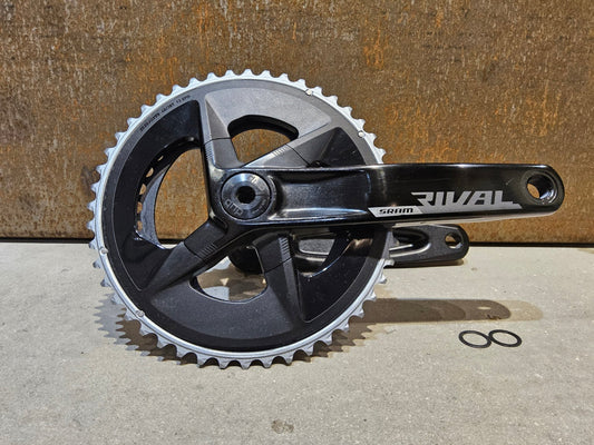 Kurbel von Sram, SRAM RIVAL KURBEL AXS / 48/35 ZÄHNE / 165MM - 175MM vor USEDBIKES - OB.DE Hintergrund