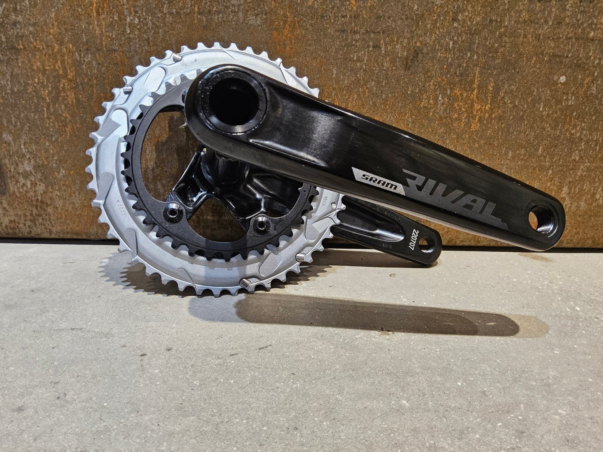 Kurbel von Sram, SRAM RIVAL KURBEL AXS / 48/35 ZÄHNE / 165MM - 175MM vor USEDBIKES - OB.DE Hintergrund