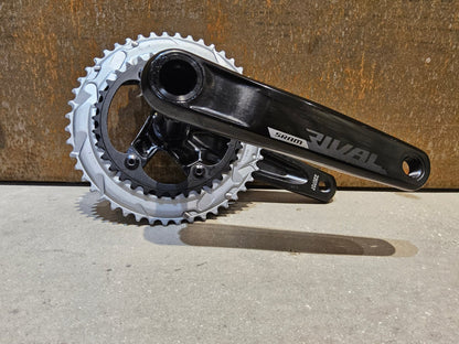 Kurbel von Sram, SRAM RIVAL KURBEL AXS / 48/35 ZÄHNE / 165MM - 175MM vor USEDBIKES - OB.DE Hintergrund