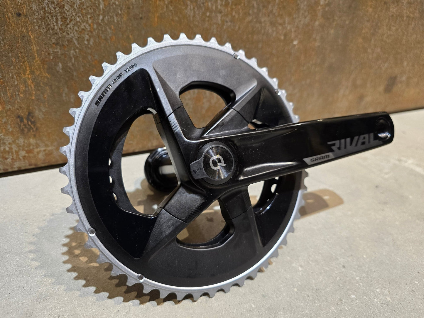 Kurbel von Sram, SRAM RIVAL QUARQ KURBEL / POWERMETER / 48/35 ZÄHNE / 165MM - 175MM vor USEDBIKES - OB.DE Hintergrund