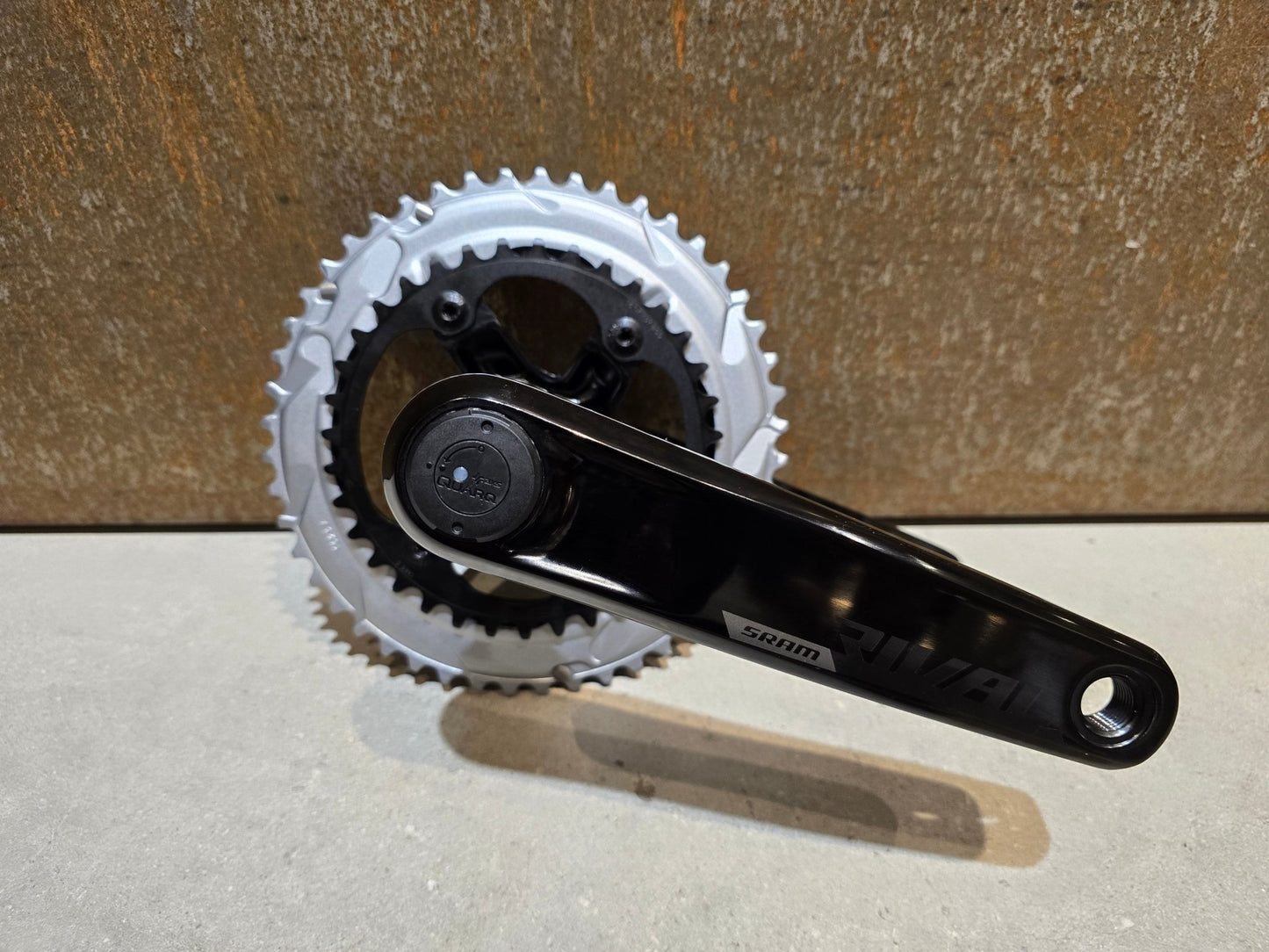 Kurbel von Sram, SRAM RIVAL QUARQ KURBEL / POWERMETER / 48/35 ZÄHNE / 165MM - 175MM vor USEDBIKES - OB.DE Hintergrund