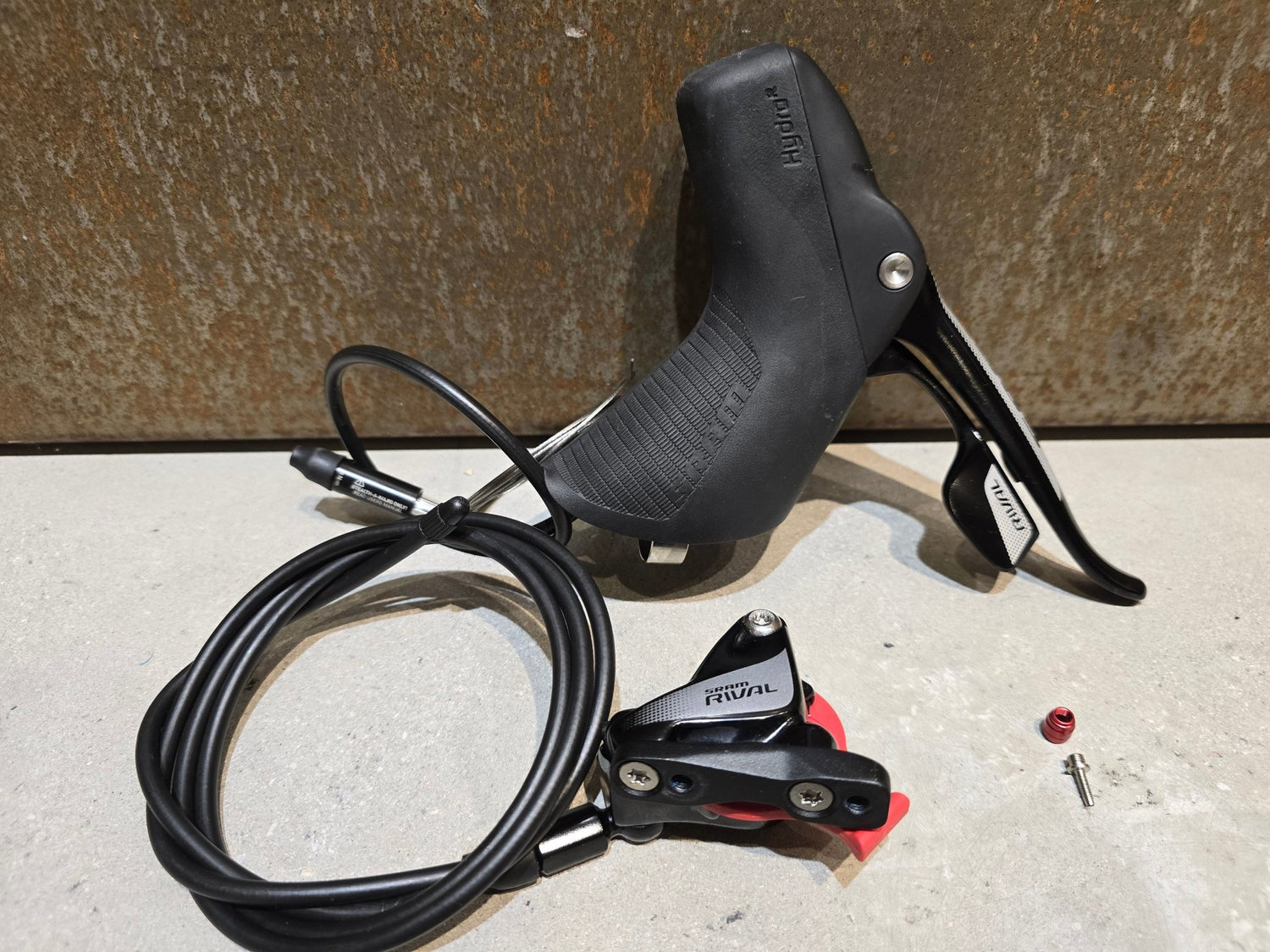 Brems - / Schalthebel von Sram, SRAM SCHALT - / BREMSHEBEL RIVAL 1 / 22 DISC / LINKS / RECHTS / B - WARE in variant_title vor USEDBIKES - OB.DE Hintergrund