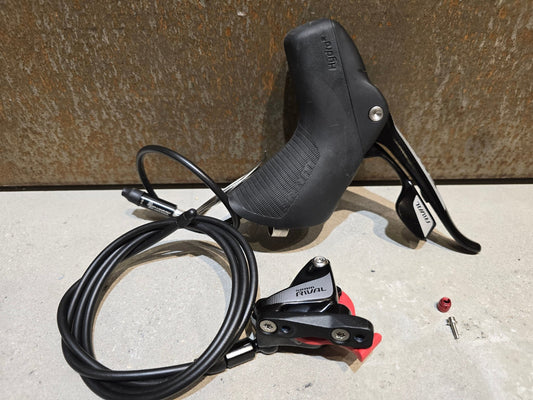 Brems - / Schalthebel von Sram, SRAM SCHALT - / BREMSHEBEL RIVAL 1 / 22 DISC / LINKS / RECHTS / B - WARE in variant_title vor USEDBIKES - OB.DE Hintergrund