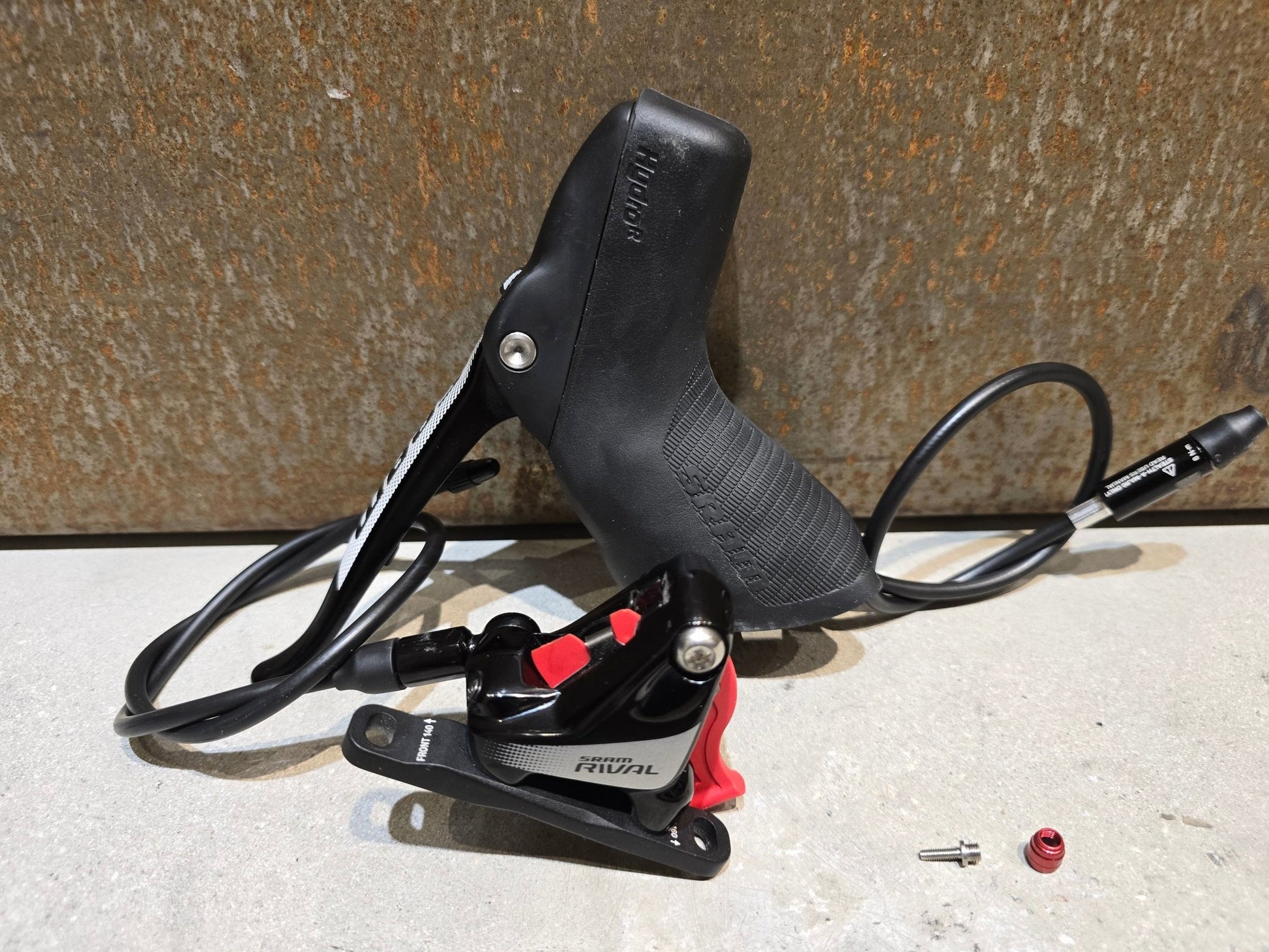 Brems - / Schalthebel von Sram, SRAM SCHALT - / BREMSHEBEL RIVAL 1 / 22 DISC / LINKS / RECHTS / B - WARE in variant_title vor USEDBIKES - OB.DE Hintergrund