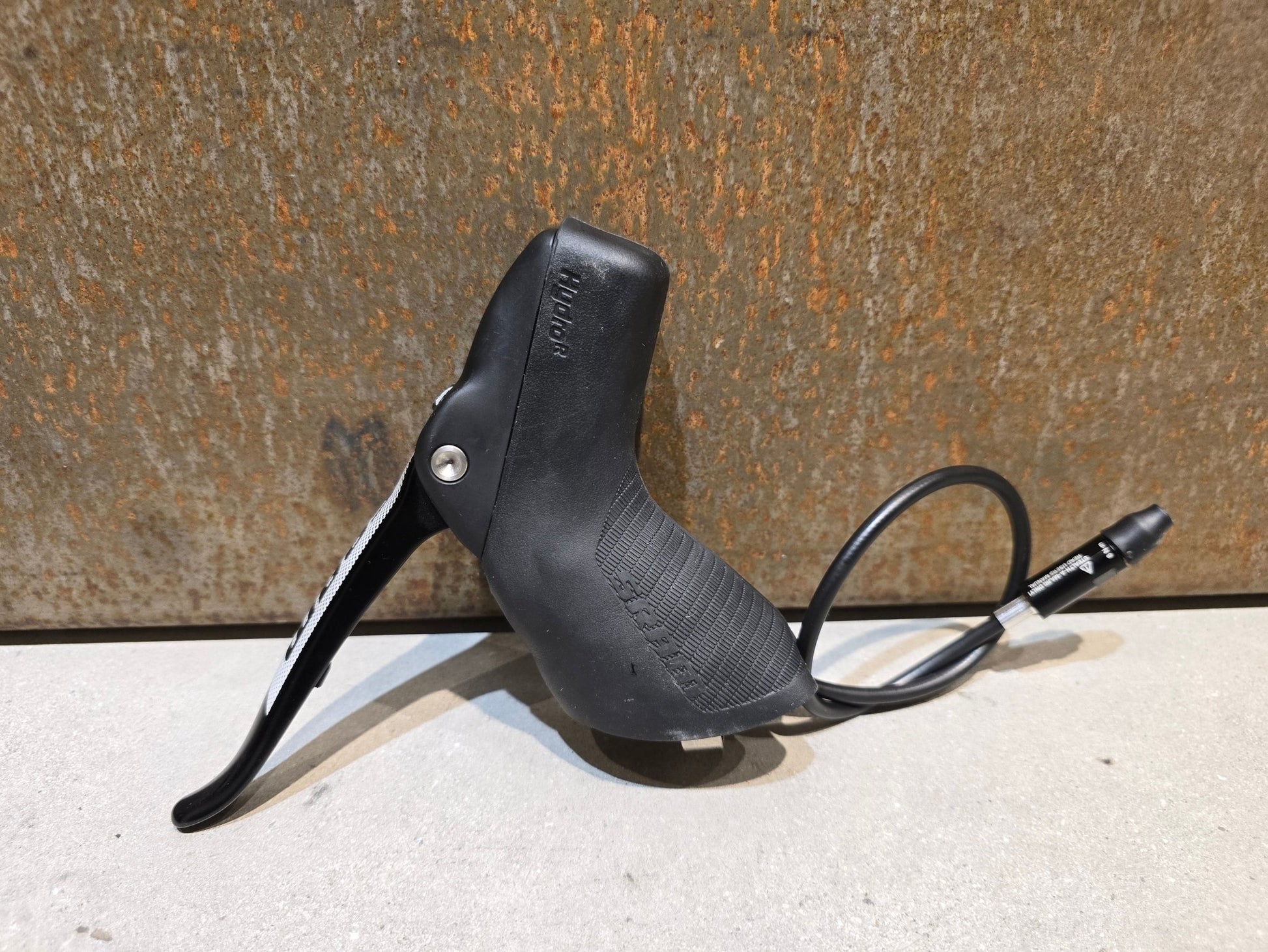 Brems - / Schalthebel von Sram, SRAM SCHALT - / BREMSHEBEL RIVAL 1 / 22 DISC / LINKS / RECHTS / B - WARE in variant_title vor USEDBIKES - OB.DE Hintergrund