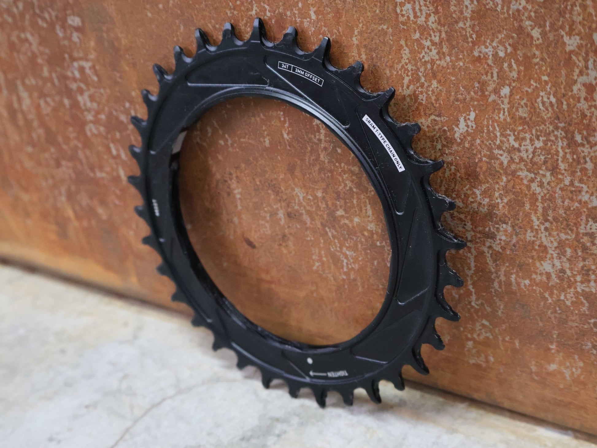 Kettenblatt von Sram, SRAM T - TYPE EAGLE KETTENBLATT FÜR POWERMETER – 34T / 36T – 3 MM OFFSET vor USEDBIKES - OB.DE Hintergrund
