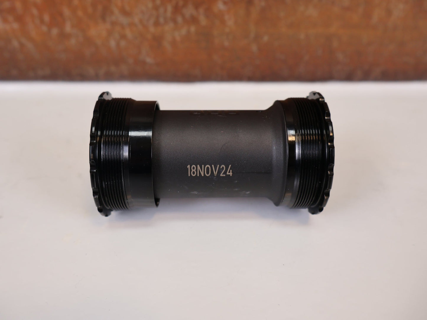 Innenlager von Sram, SRAM T47 DUB ROAD INNENLAGER / 85,5MM / 00.6418.033.000 vor USEDBIKES - OB.DE Hintergrund