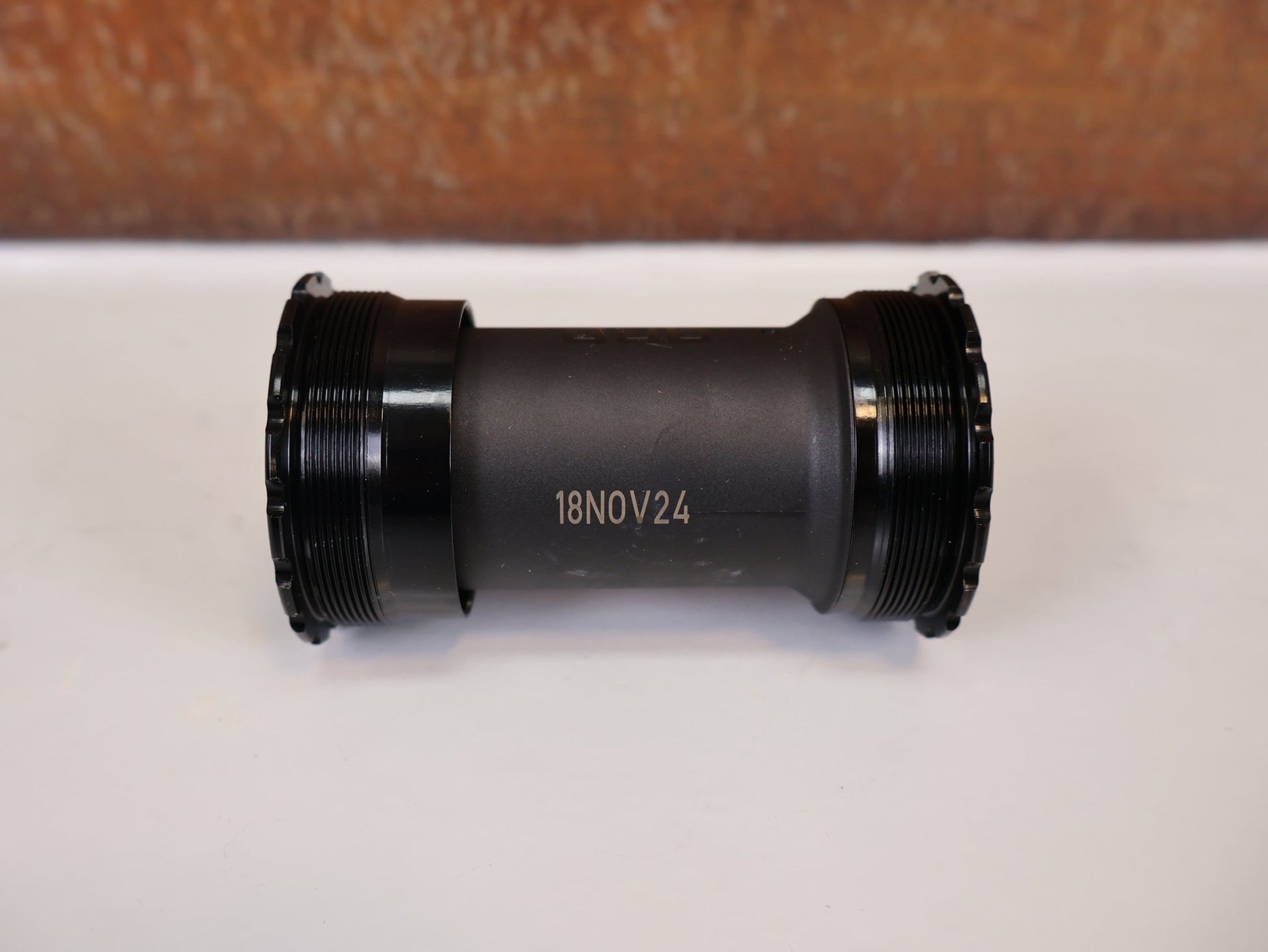 Innenlager von Sram, SRAM T47 DUB ROAD INNENLAGER / 85,5MM / 00.6418.033.000 vor USEDBIKES - OB.DE Hintergrund