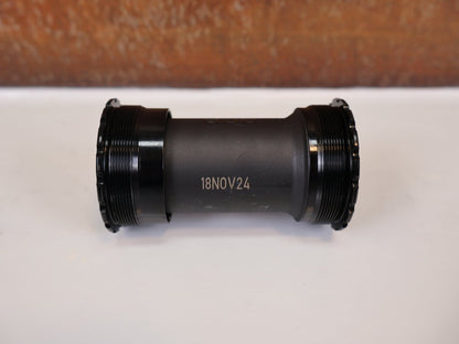 Innenlager von Sram, SRAM T47 DUB ROAD INNENLAGER / 85,5MM / 00.6418.033.000 vor USEDBIKES - OB.DE Hintergrund