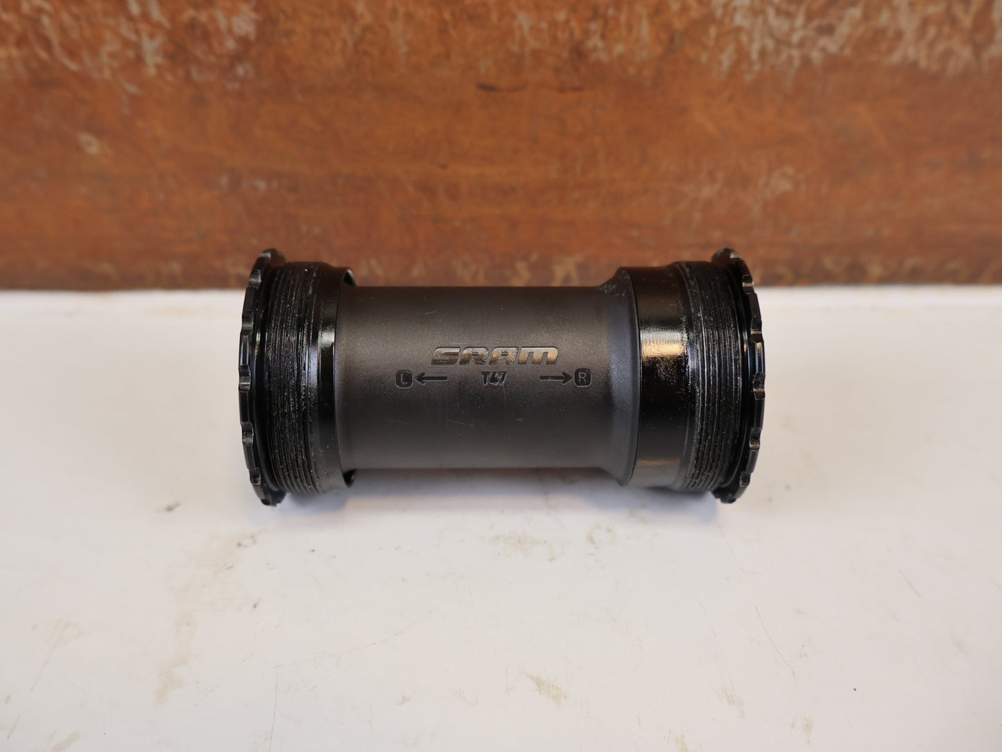 Innenlager von Sram, SRAM T47 DUB ROAD INNENLAGER / 85,5MM / 00.6418.033.000 vor USEDBIKES-OB.DE Hintergrund