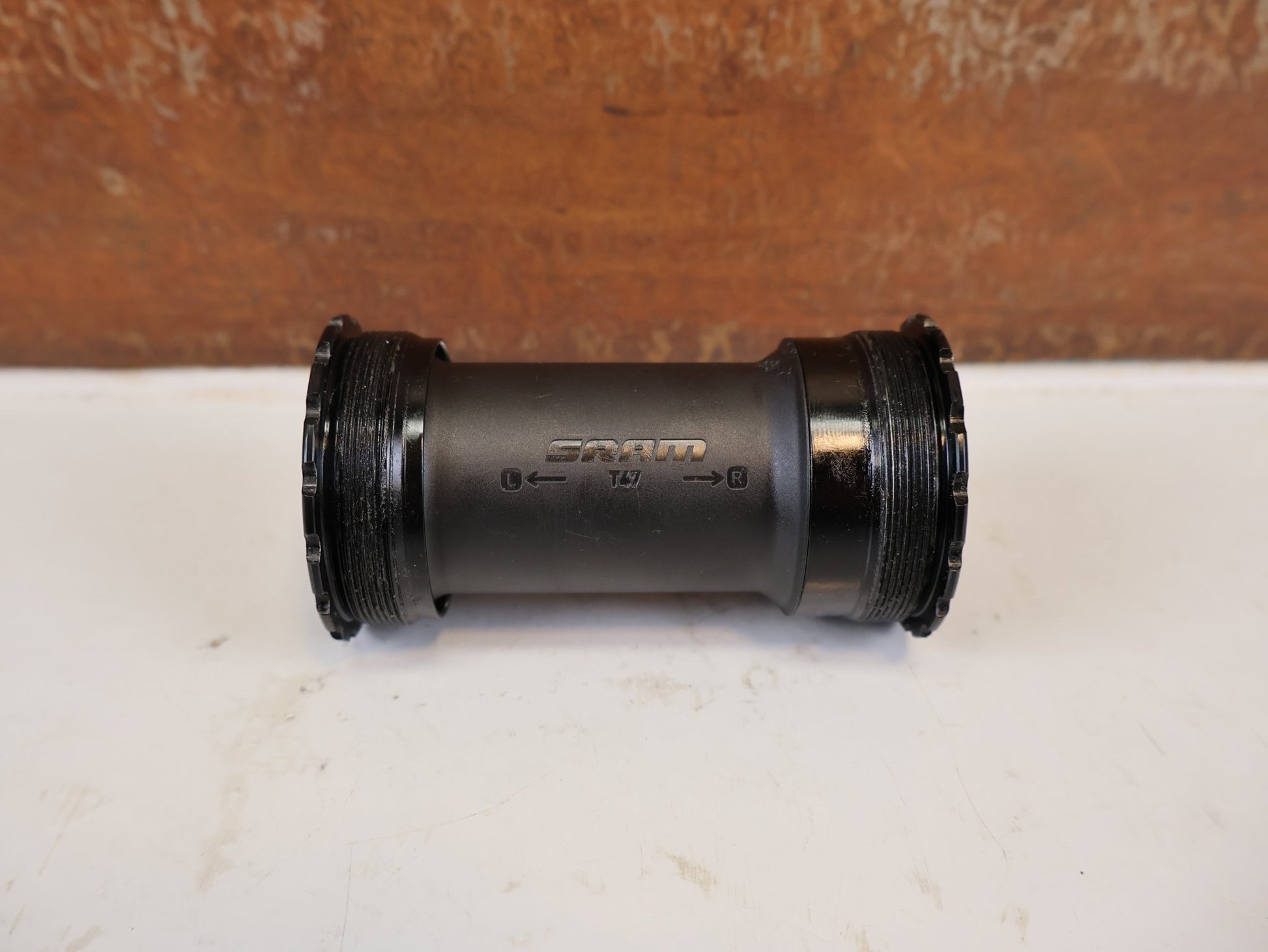 Innenlager von Sram, SRAM T47 DUB ROAD INNENLAGER / 85,5MM / 00.6418.033.000 vor USEDBIKES-OB.DE Hintergrund