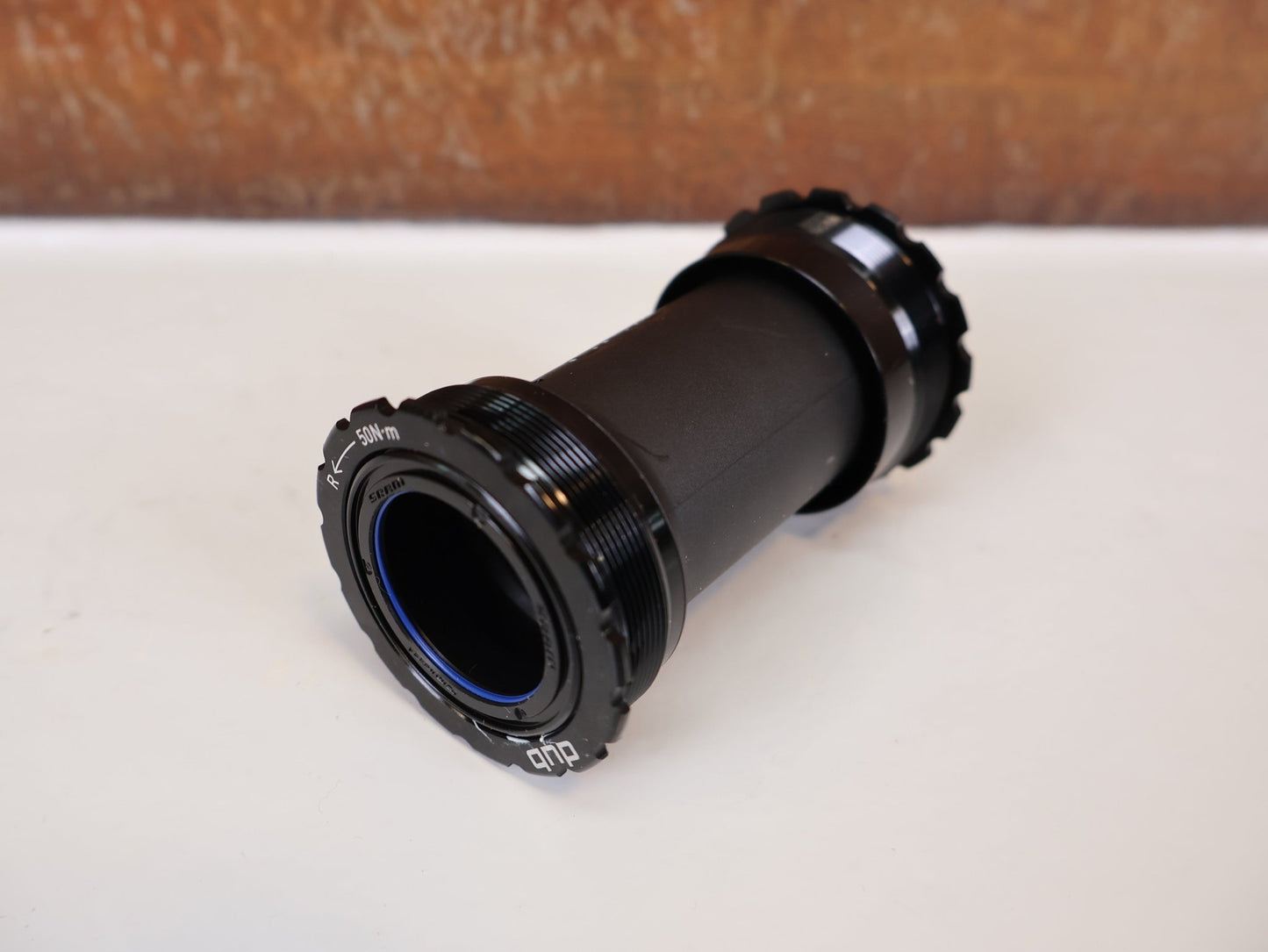 Innenlager von Sram, SRAM T47 DUB ROAD INNENLAGER / 85,5MM / 00.6418.033.000 vor USEDBIKES - OB.DE Hintergrund