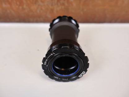 Innenlager von Sram, SRAM T47 DUB ROAD INNENLAGER / 85,5MM / 00.6418.033.000 vor USEDBIKES - OB.DE Hintergrund