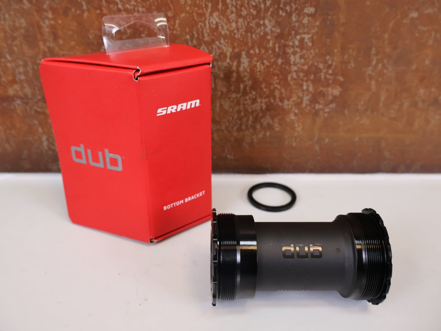 Innenlager von Sram, SRAM T47 DUB ROAD INNENLAGER / 85,5MM / 00.6418.033.000 vor USEDBIKES - OB.DE Hintergrund
