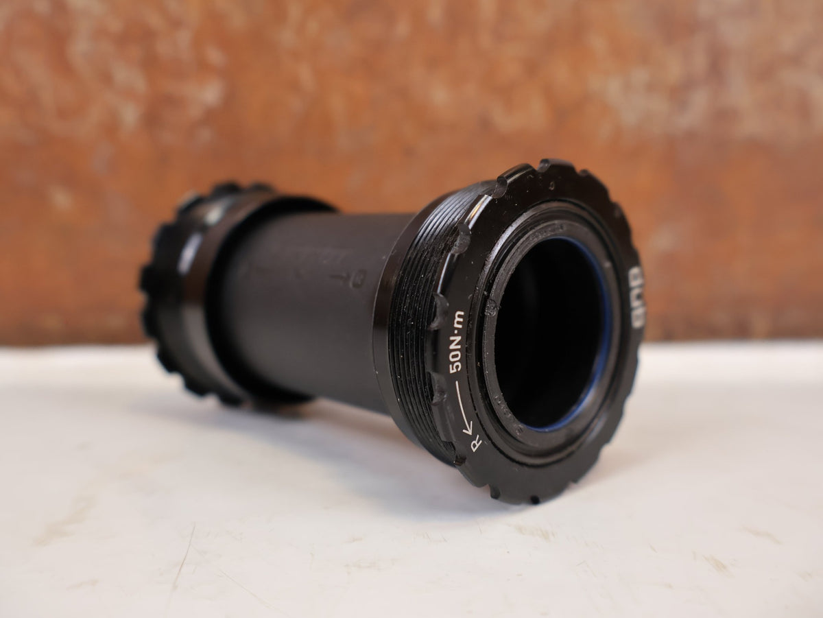 Innenlager von Sram, SRAM T47 DUB Road Innenlager 85.5mm Tretlager Geschraubt vor USEDBIKES-OB.DE Hintergrund