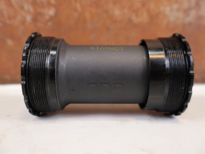 Innenlager von Sram, SRAM T47 DUB Road Innenlager 85.5mm Tretlager Geschraubt vor USEDBIKES-OB.DE Hintergrund