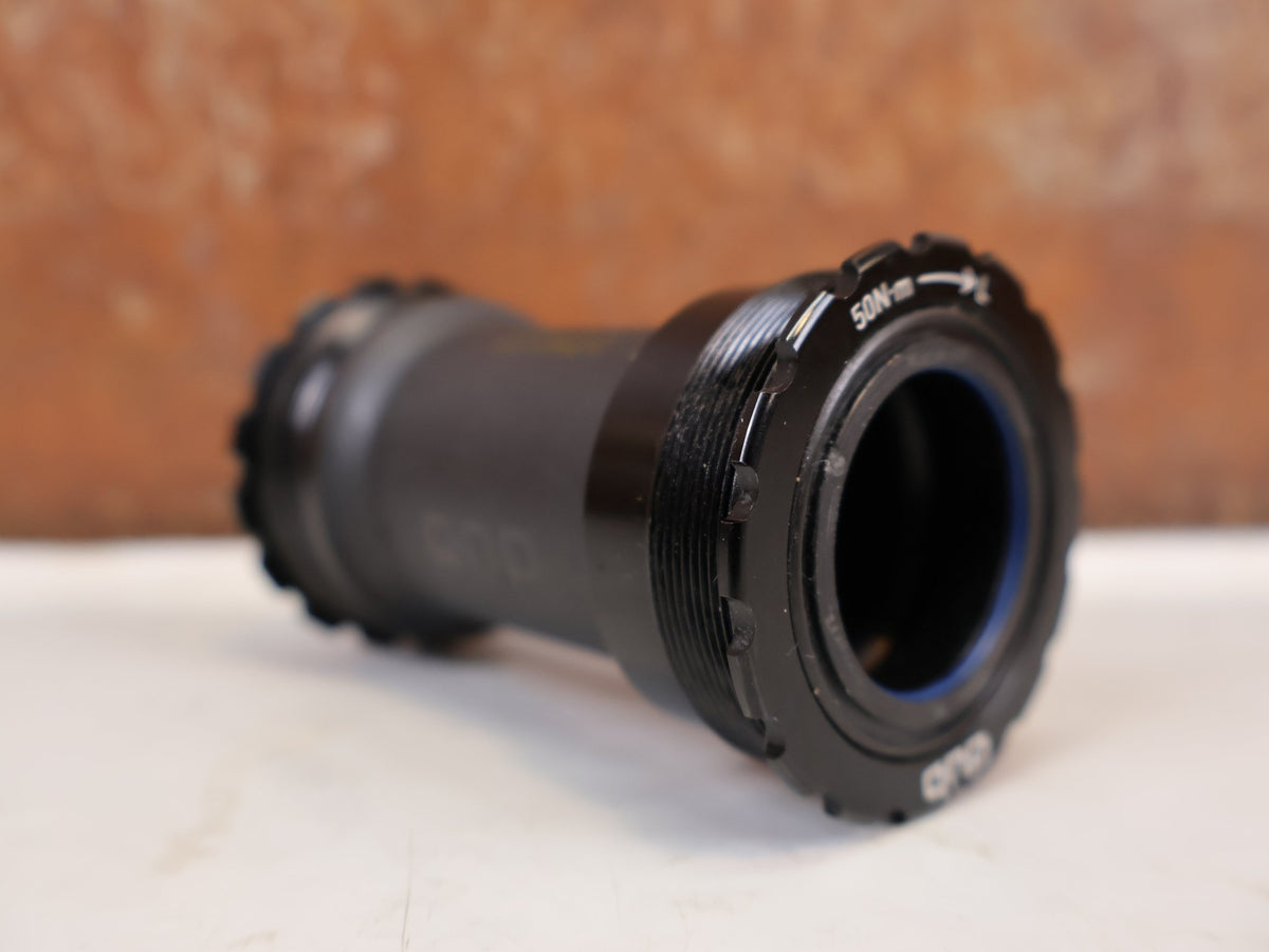 Innenlager von Sram, SRAM T47 DUB Road Innenlager 85.5mm Tretlager Geschraubt vor USEDBIKES-OB.DE Hintergrund