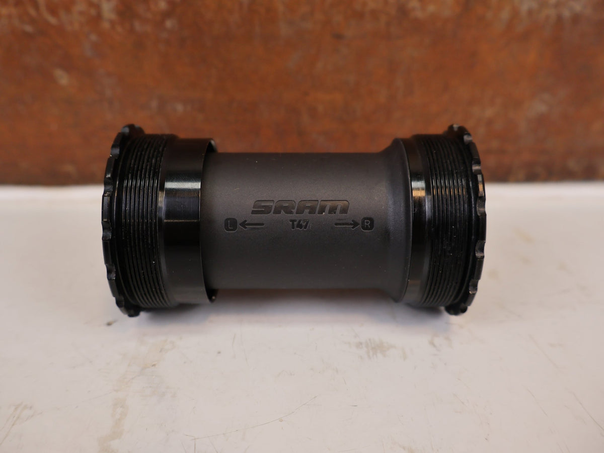 Innenlager von Sram, SRAM T47 DUB Road Innenlager 85.5mm Tretlager Geschraubt vor USEDBIKES-OB.DE Hintergrund