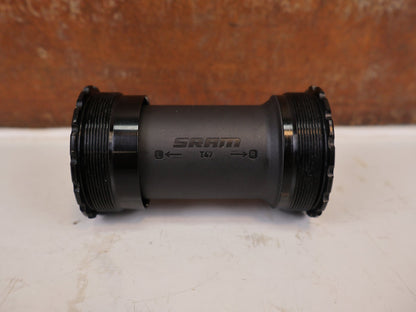Innenlager von Sram, SRAM T47 DUB Road Innenlager 85.5mm Tretlager Geschraubt vor USEDBIKES-OB.DE Hintergrund