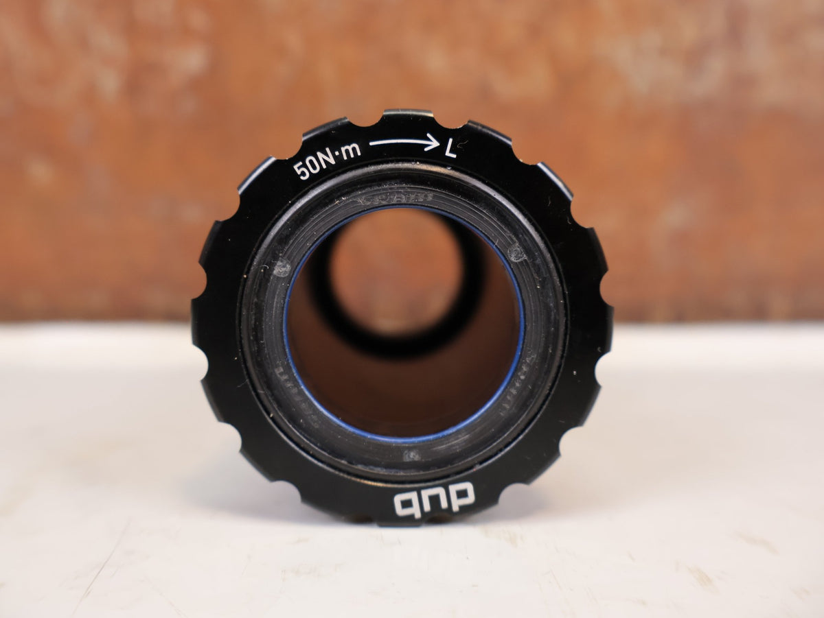 Innenlager von Sram, SRAM T47 DUB Road Innenlager 85.5mm Tretlager Geschraubt vor USEDBIKES-OB.DE Hintergrund