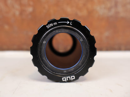 Innenlager von Sram, SRAM T47 DUB Road Innenlager 85.5mm Tretlager Geschraubt vor USEDBIKES-OB.DE Hintergrund