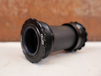 Innenlager von Sram, SRAM T47 DUB Road Innenlager 85.5mm Tretlager Geschraubt vor USEDBIKES-OB.DE Hintergrund