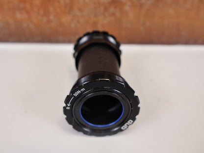 Innenlager von Sram, SRAM T47 DUB ROAD WIDE INNENLAGER / 85,5MM / 00.6418.033.001 vor USEDBIKES - OB.DE Hintergrund