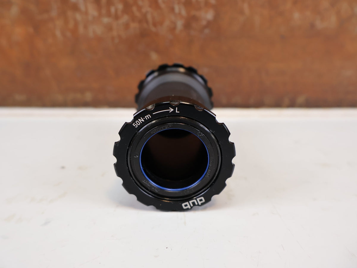 Innenlager von Sram, SRAM T47 DUB ROAD WIDE INNENLAGER 85,5MM INKL 5,5 & 2,5MM SPACER vor USEDBIKES-OB.DE Hintergrund