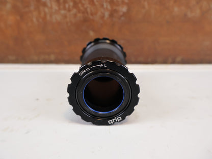 Innenlager von Sram, SRAM T47 DUB ROAD WIDE INNENLAGER 85,5MM INKL 5,5 & 2,5MM SPACER vor USEDBIKES-OB.DE Hintergrund