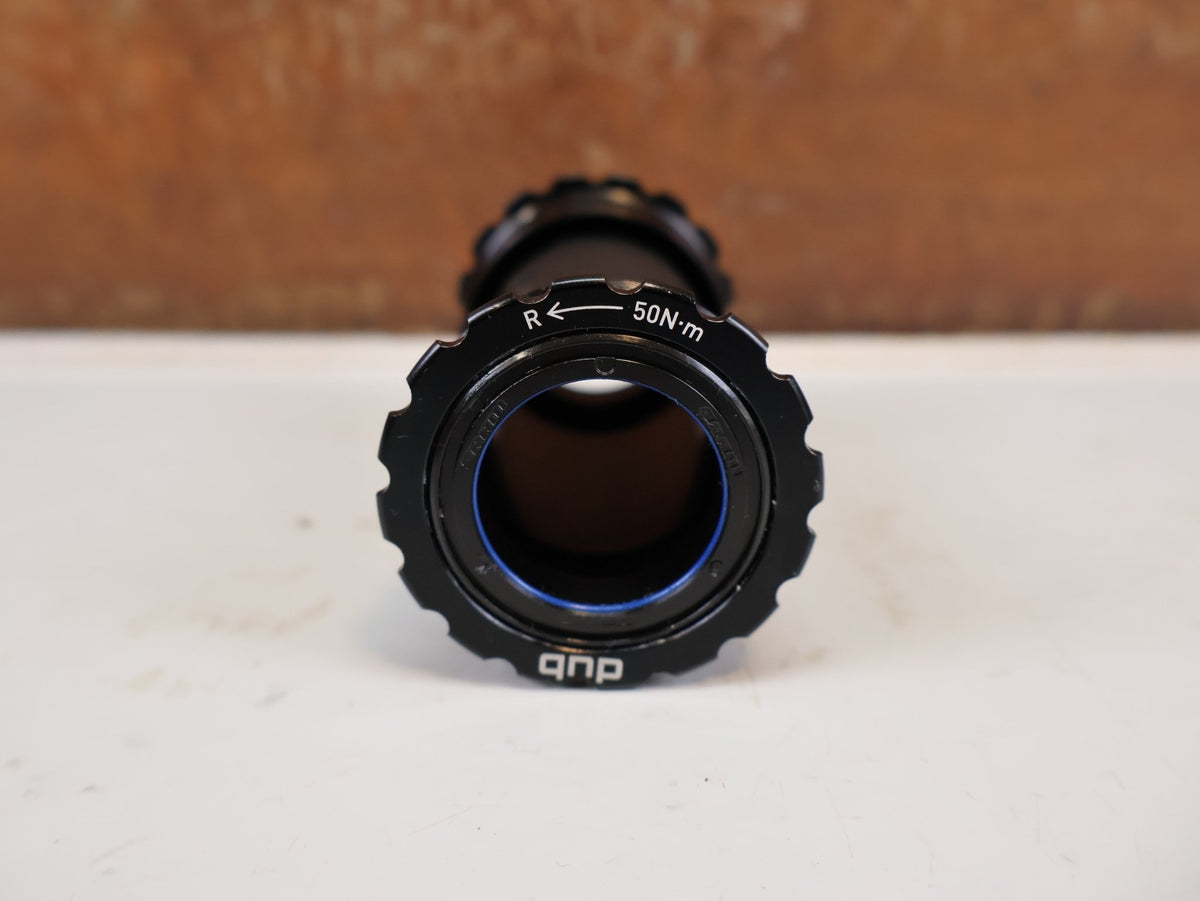 Innenlager von Sram, SRAM T47 DUB ROAD WIDE INNENLAGER 85,5MM INKL 5,5 & 2,5MM SPACER vor USEDBIKES-OB.DE Hintergrund