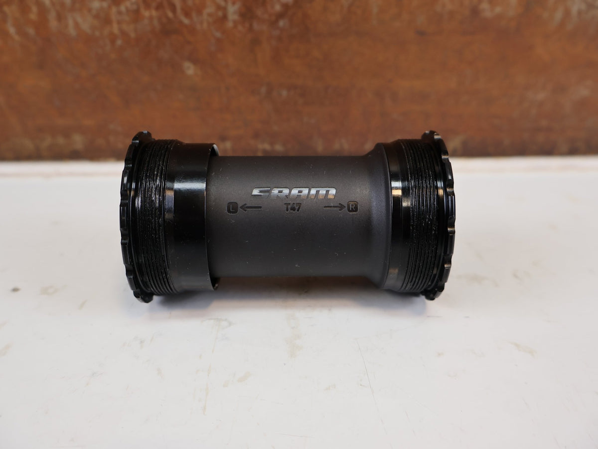 Innenlager von Sram, SRAM T47 DUB ROAD WIDE INNENLAGER 85,5MM INKL 5,5 & 2,5MM SPACER vor USEDBIKES-OB.DE Hintergrund